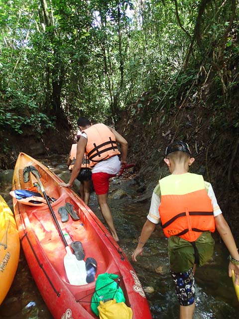 Jungle kayaking in Boreo